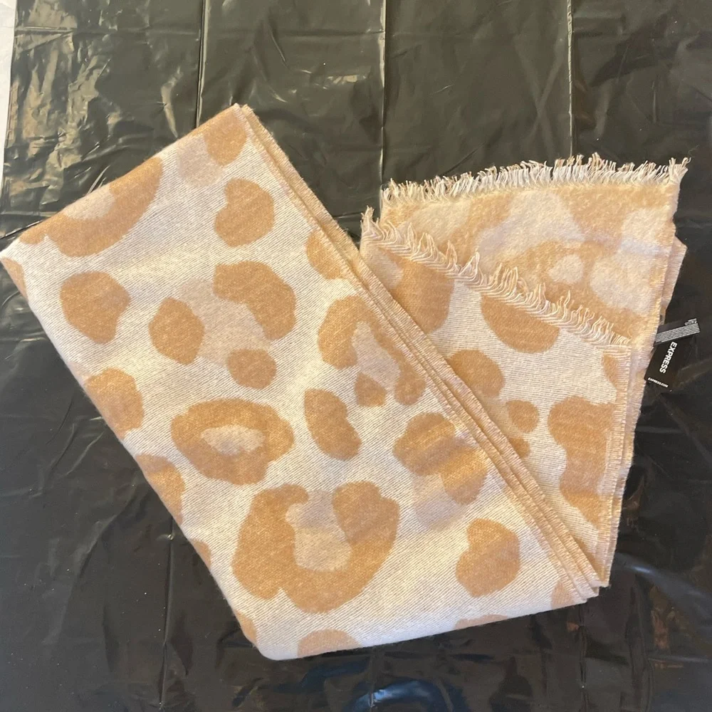 Express Frindge spots scarf - Picture 2 of 5